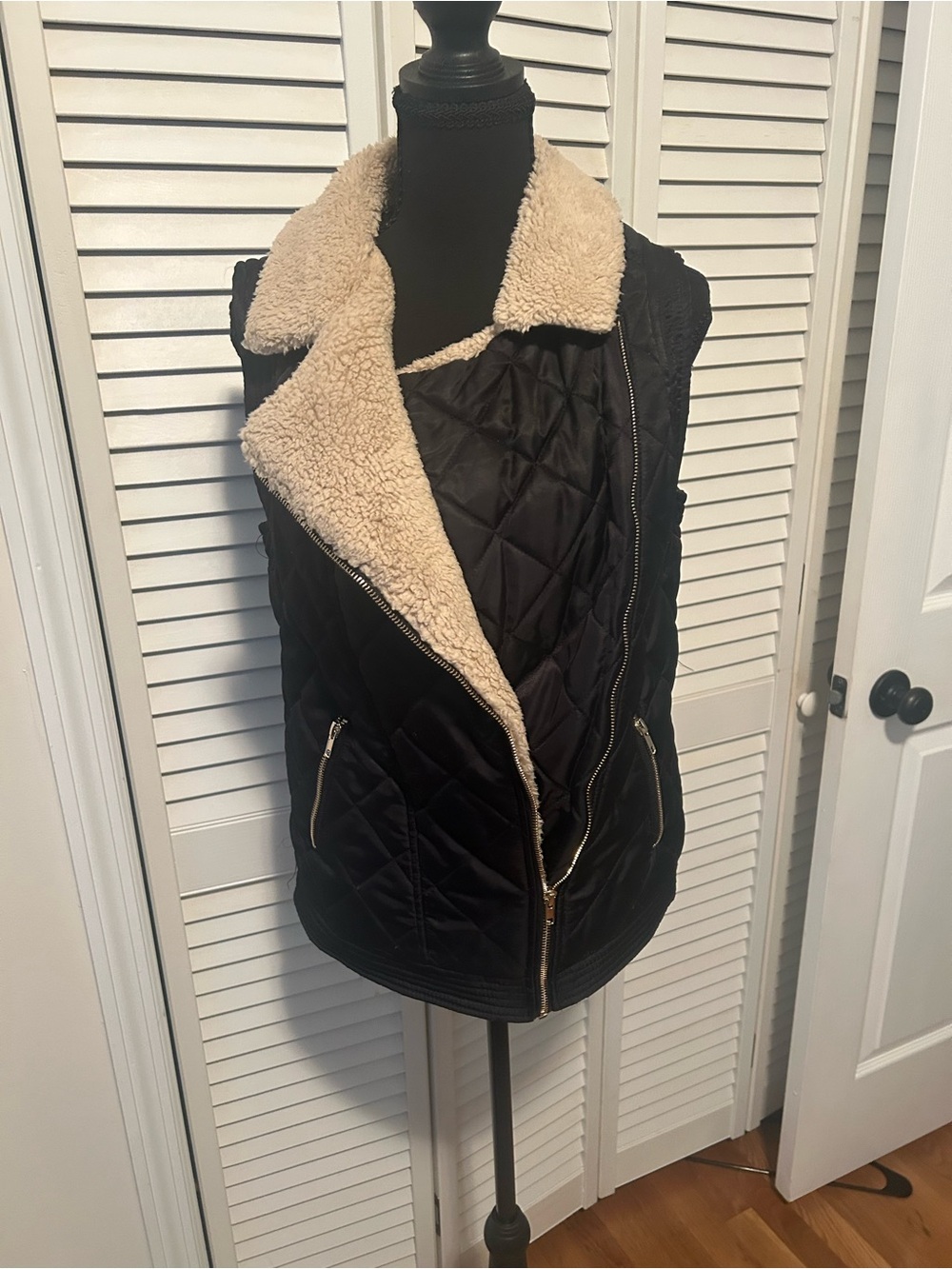 Kensie Black Quilted Vest with Cream Sherpa Collar